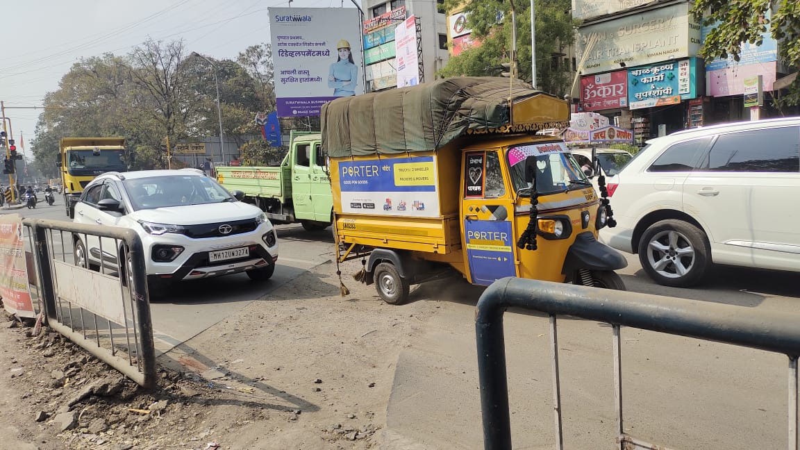 कर्वे पुतळा चौकात मातीचा धुरळा ; नागरिक वैतागले, प्रशासन मात्र ढिम्मच