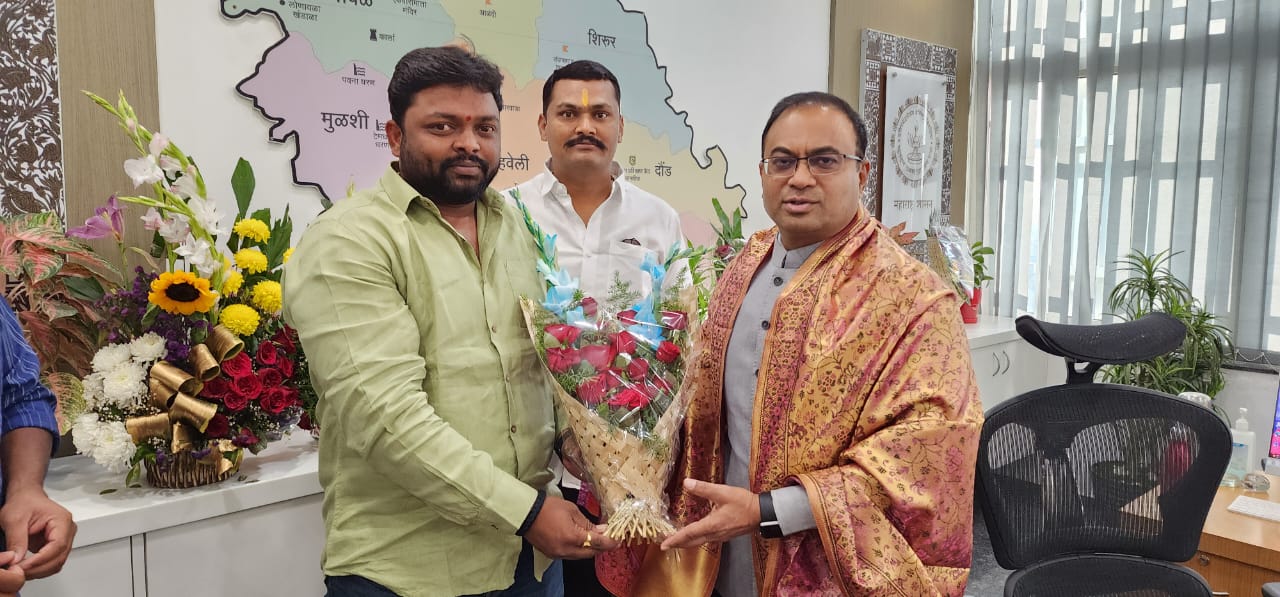 ‘बेस्ट इलेक्टोरल प्रॅक्टिसेस अवॉर्ड’ जाहीर झाल्याबद्दल जिल्हाधिकारी डॉ. राजेश देशमुख यांचा सत्कार