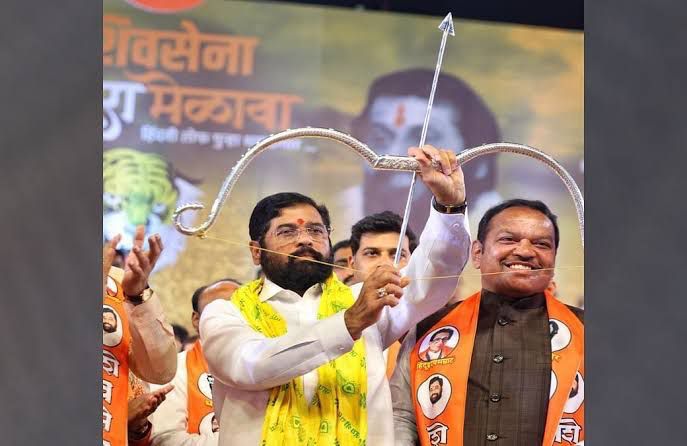 एकनाथ शिंदेंना शिवसेना आणि धनुष्यबाण मिळालं, निवडणूक आयोगाचा उद्धव ठाकरेंना मोठा धक्का एकनाथ शिंदेंना शिवसेना आणि धनुष्यबाण मिळालं, निवडणूक आयोगाचा उद्धव ठाकरेंना मोठा धक्का