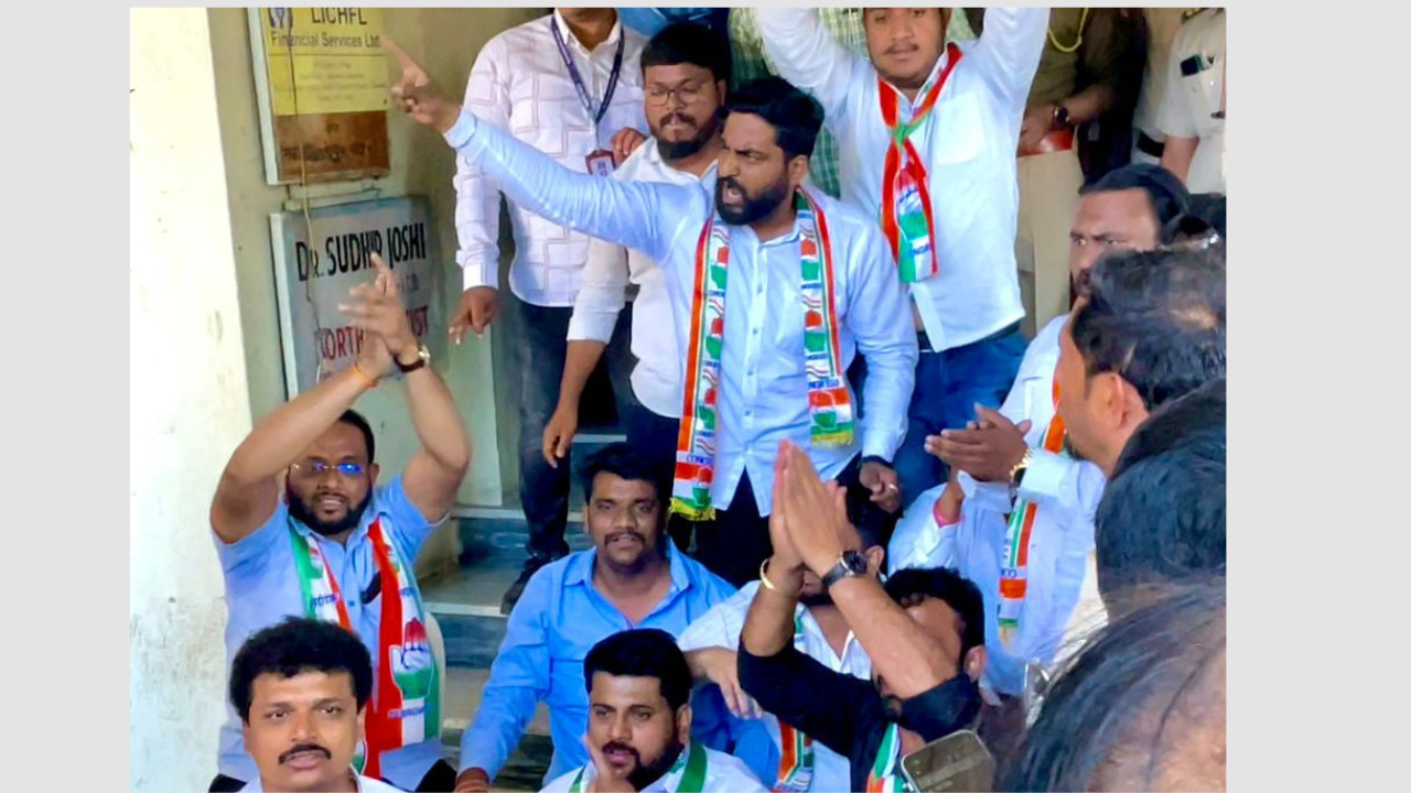 युवक कॉंग्रेसच्या वतीने अलका चौक येथील एलआयसीच्या कार्यालयासमोर निदर्शने..