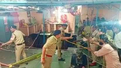 बेलेश्वर मंदिरातल्या विहिरीत पडून १२ भाविकांचा मृत्यू