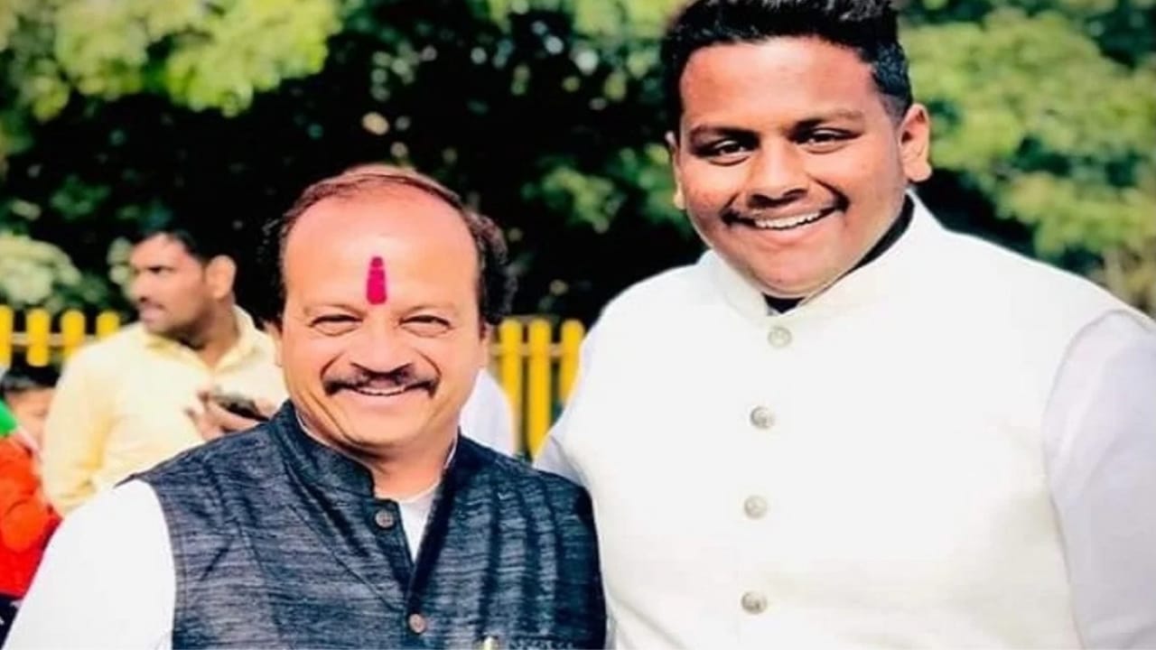 वसंत मोरेंच्या मुलाला गोळ्या घालण्याची धमकी देत मागितली 30 लाखांची खंडणी वसंत मोरेंच्या मुलाला गोळ्या घालण्याची धमकी देत मागितली 30 लाखांची खंडणी