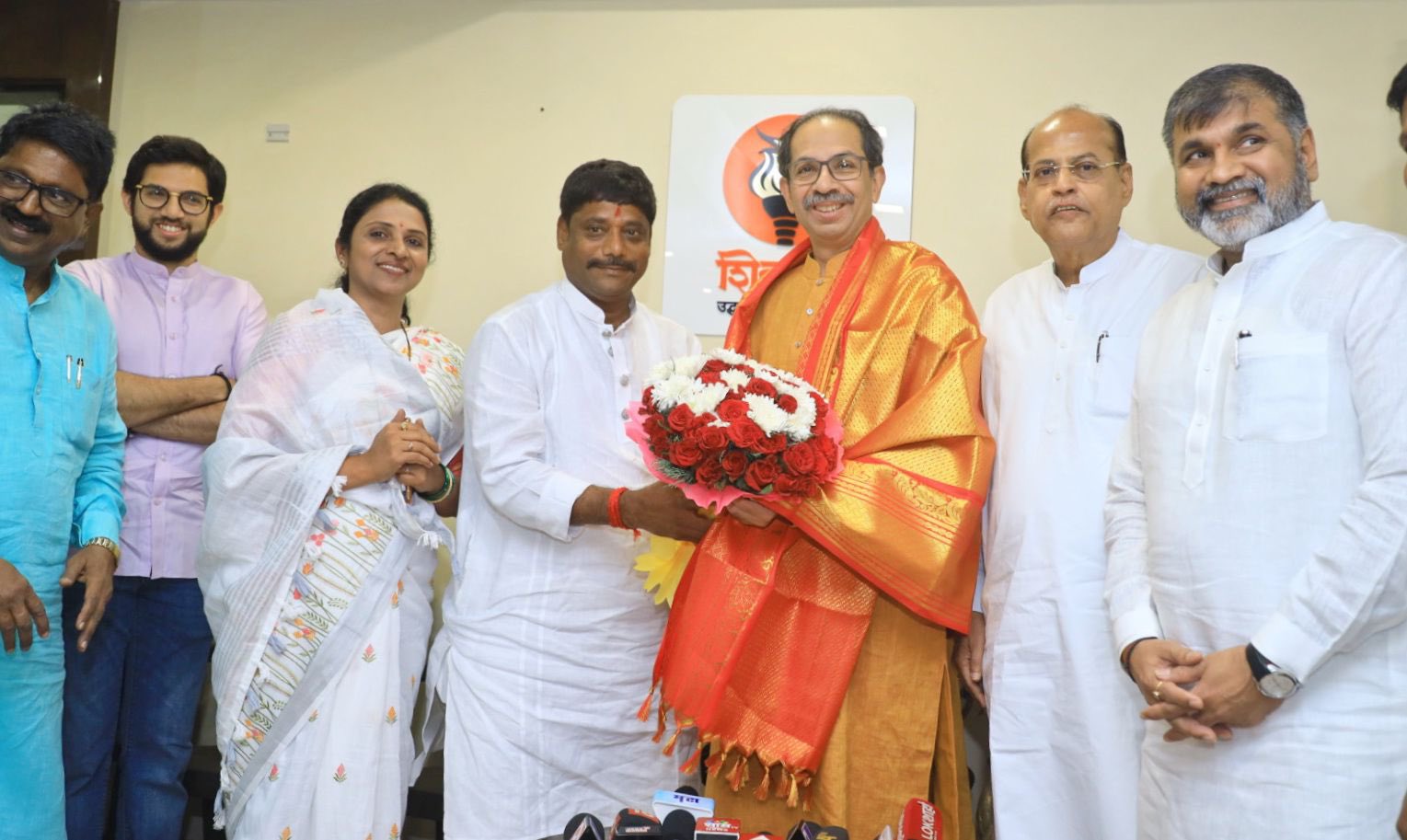 रवींद्र धंगेकर उद्धव ठाकरे यांच्या भेटीला ; जुन्या आठवणींना दिला उजाळा