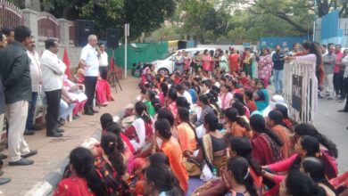 महापालिकेवर प्रलंबित मागण्यांसाठी बालवाडी शिक्षिका, सेविका व रोजंदारी रखवालदार, शिपाई यांची निदर्शने..