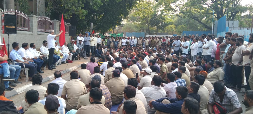 पुणे महानगरपालिकेवर व्हेईकल डेपोमधील कंत्राटी मोटार सारथी व कामगार यांची प्रचंड निदर्शने