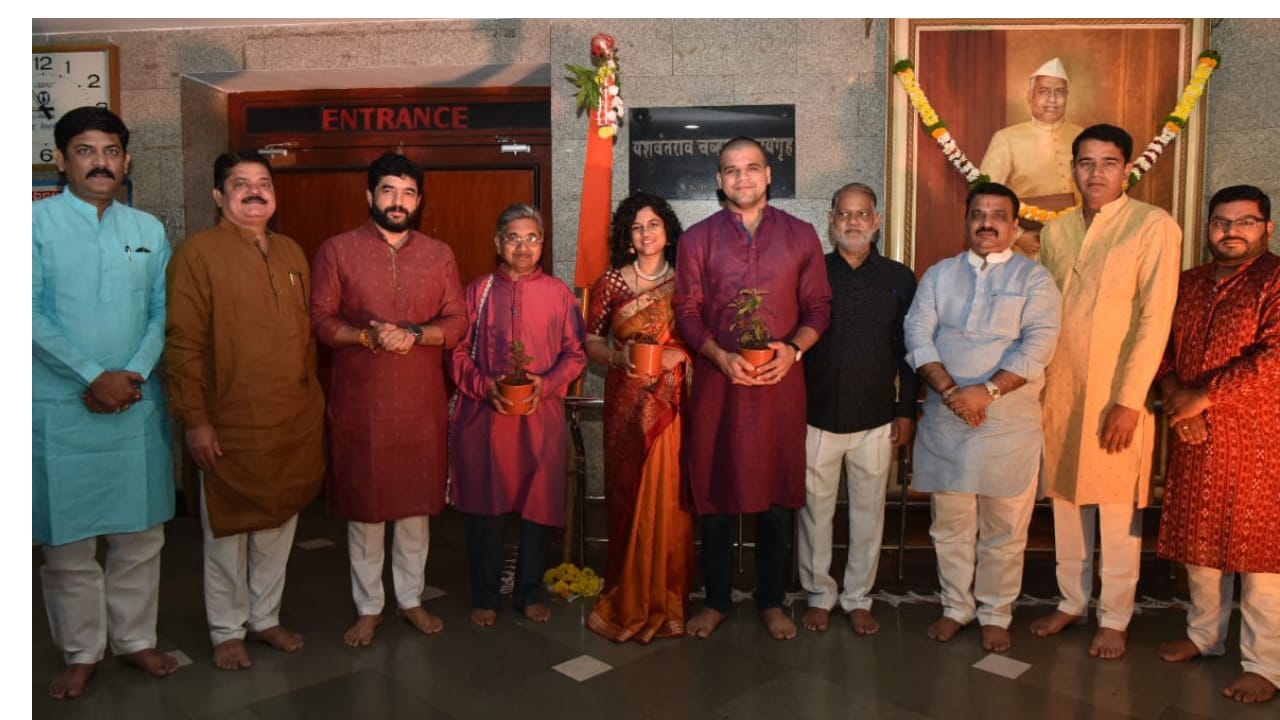 अभिनेते क्षितीज दाते व ऋचा आपटे-दाते यांच्या हस्ते कलाकारांची ‘सांस्कृतिक गुढी’ची उभारणी