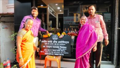 कष्टकरी ज्येष्ठ महिलांच्या हस्ते व्यावसायिक फलकाचे उद्घाटन ; तरुण वकिलाचा नवीन पायंडा