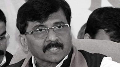 “मिंधे गट आधी बाप पळवायचे, आता मुलंही पळवतात” : संजय राऊत