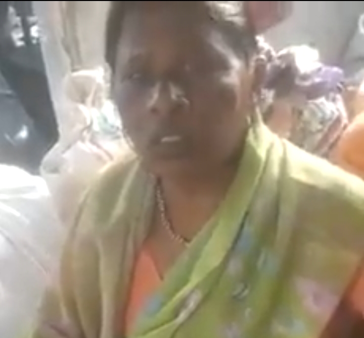 एसटीत हाफ तिकीटसाठी महिलेचा ड्रामा : फडणवीसांची घोषणा लक्षात ठेवत वाहकाशी हुज्जत, मारहाण