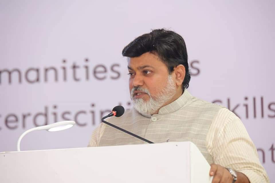 उद्योग मंत्री उदय सामंत यांच्या बोटीला अपघात