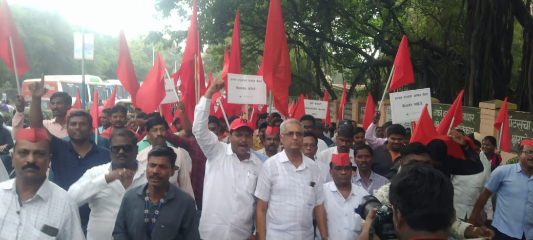 पुण्यात कंत्राटी कामगारांचे लाल वादळ ; विविध मागण्यांसाठी भव्य रॅली व आक्रोश मोर्चा