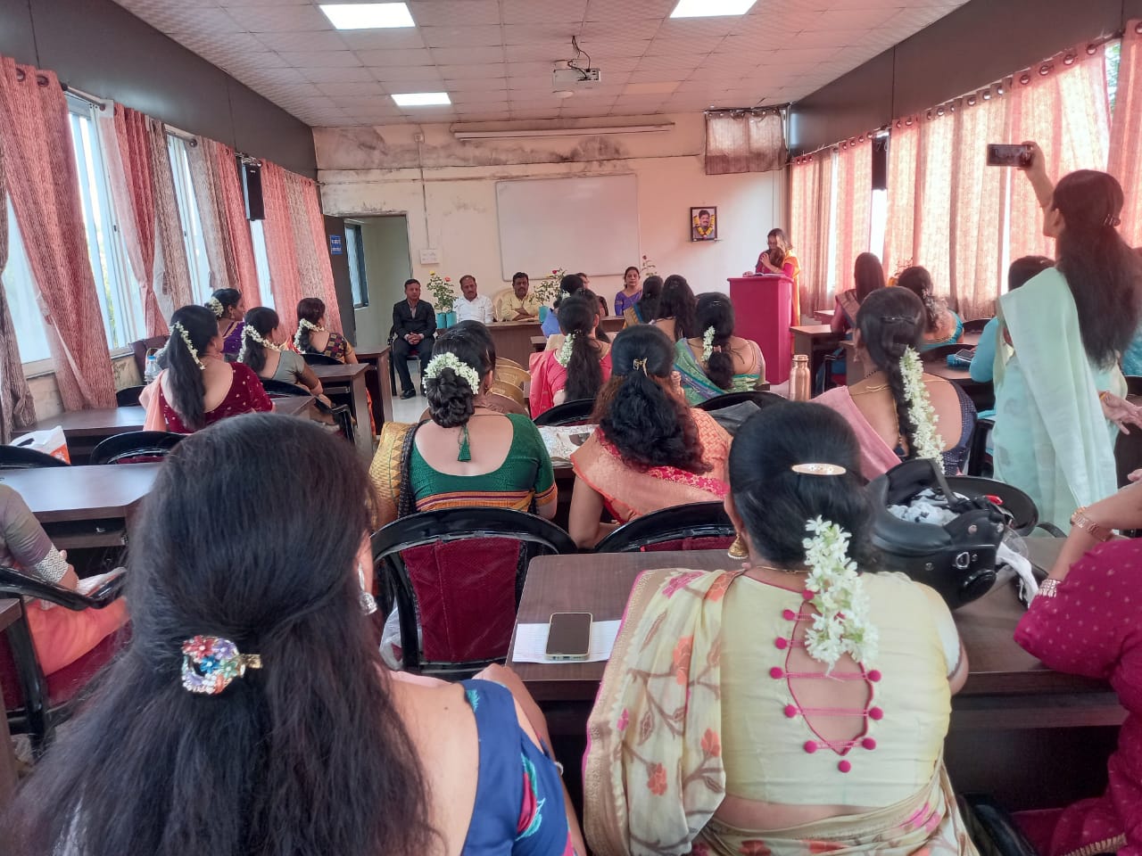 वारजेतील महिलांनी इंग्लिश बोलणे शिकण्याची इच्छा केली पूर्ण ; भावना व्यक्त करताना दिपाली धुमाळ यांचे मानले आभार