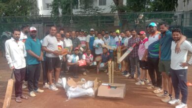 पुण्यातील क्रिकेट खेळाडूंनी पार पाडले सामाजिक कर्तव्य ; सामाजिक संस्थेस दिले खेळाचे साहित्य भेट..