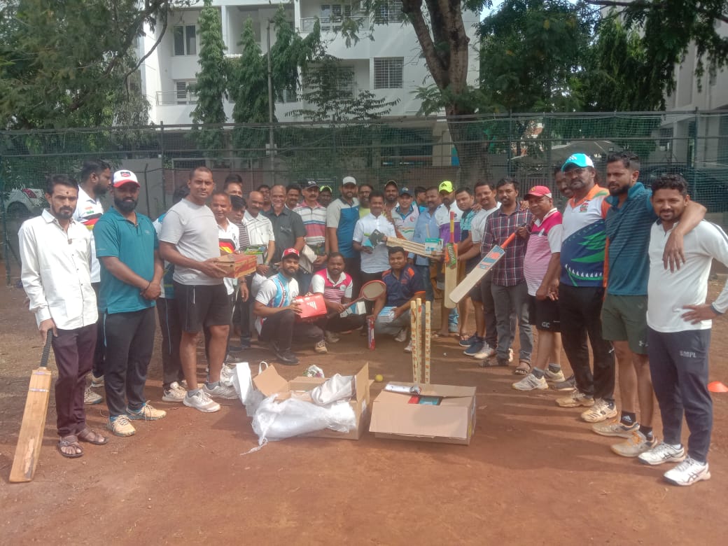 पुण्यातील क्रिकेट खेळाडूंनी पार पाडले सामाजिक कर्तव्य ; सामाजिक संस्थेस दिले खेळाचे साहित्य भेट..