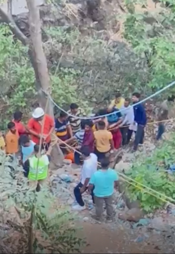 जुन्या मुंबई-पुणे महामार्गावर भीषण अपघात; खासगी बस दरीत कोसळून 16 जणांचा मृत्यू जुन्या मुंबई-पुणे महामार्गावर भीषण अपघात; खासगी बस दरीत कोसळून 16 जणांचा मृत्यू
