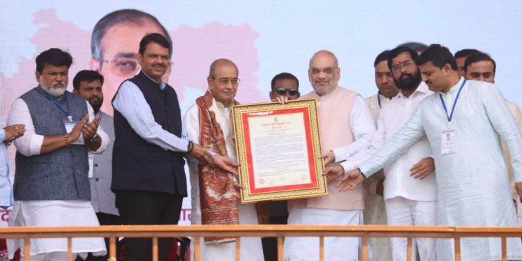 लाखो श्रीसदस्यांच्या उपस्थितीत पद्मश्री डॉ. आप्पासाहेब धर्माधिकारी यांना महाराष्ट्र भूषण पुरस्कार प्रदान लाखो श्रीसदस्यांच्या उपस्थितीत पद्मश्री डॉ. आप्पासाहेब धर्माधिकारी यांना महाराष्ट्र भूषण पुरस्कार प्रदान