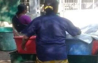 कचरा वेचणाऱ्या महिलेला पैसे देणे नाकारत मारहाण, अंगावर श्वान सोडले, महिला जखमी; तिघांवर गुन्हा दाखल