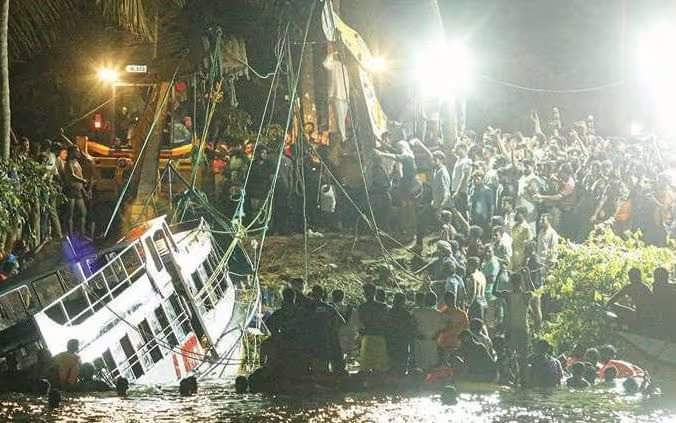केरळमध्ये पर्यटकांची होडी उलटल्याने 22 जणांचा मृत्यू