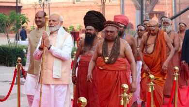 पंतप्रधान मोदींचा राजदंडाला दंडवत, नव्या संसदेत राजदंड स्थापित; नव्या संसदेचे उद्घाटन