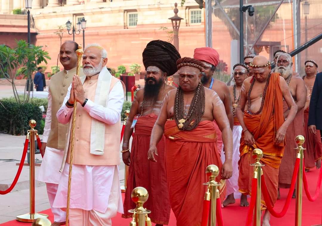 पंतप्रधान मोदींचा राजदंडाला दंडवत, नव्या संसदेत राजदंड स्थापित; नव्या संसदेचे उद्घाटन