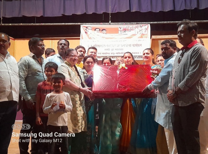 शिवसेना आणि शिवसाई संस्थेच्या वतीने आयोजित मराठमोळ्या लावणी आणि लकी ड्रॉ कार्यक्रमास महिलांचा उस्फुर्त प्रतिसाद