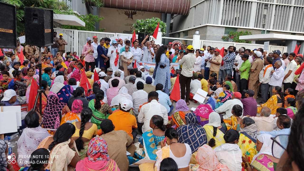 सफाई कामगांराचा “घाण भत्ता वारस हक्क” या प्रमुख मागणीसाठी पुणे जिल्हाधिकारी कार्यालयावर आक्रोश मोर्चा