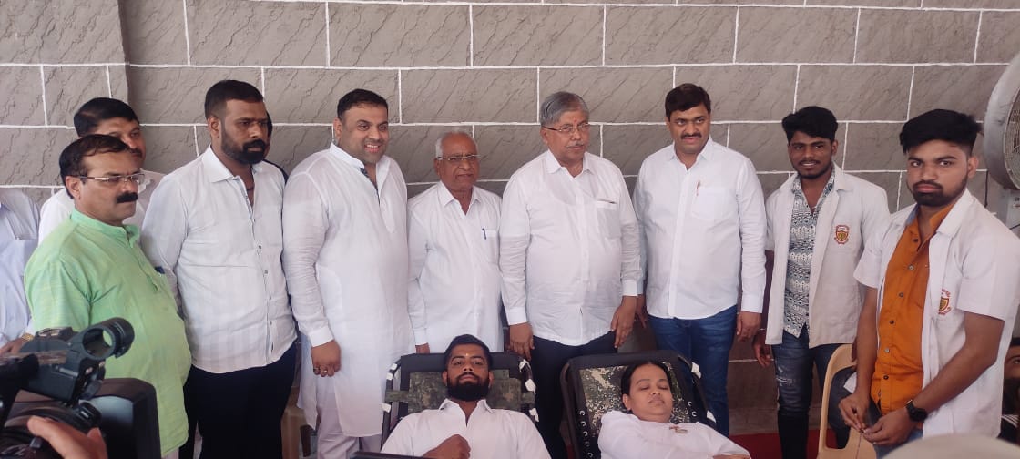 रक्तदान शिबिराच्या माध्यमातून नागरिकांचे प्राण वाचवावे: पालकमंत्री चंद्रकांत पाटील