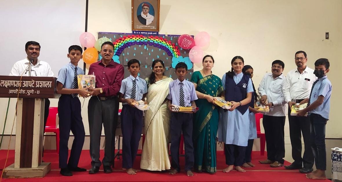 लक्ष्मणराव आपटे प्रशालेत विद्यार्थ्यांचा प्रवेशोत्सव आनंदात साजरा..