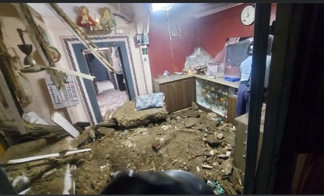 पुण्यात जुन्या इमारतीचे छत कोसळून ज्येष्ठ नागरिकाचा मृत्यू, एक जखमी