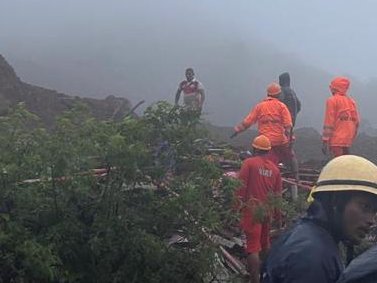 माणुसकी आली धावून.. बचाव कार्याला वेग एनडीआरएफ टीम सोबत स्थानिक लोक सहभागी Photo माणुसकी आली धावून.. बचाव कार्याला वेग एनडीआरएफ टीम सोबत स्थानिक लोक सहभागी photo