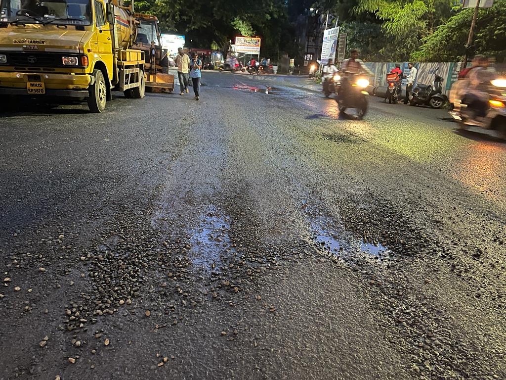एका महिन्यातच केलेला रस्ता उखडला ; कोथरूड मधील सुतारदरा येथील प्रकार : कारवाई करण्याची मनसेची मागणी