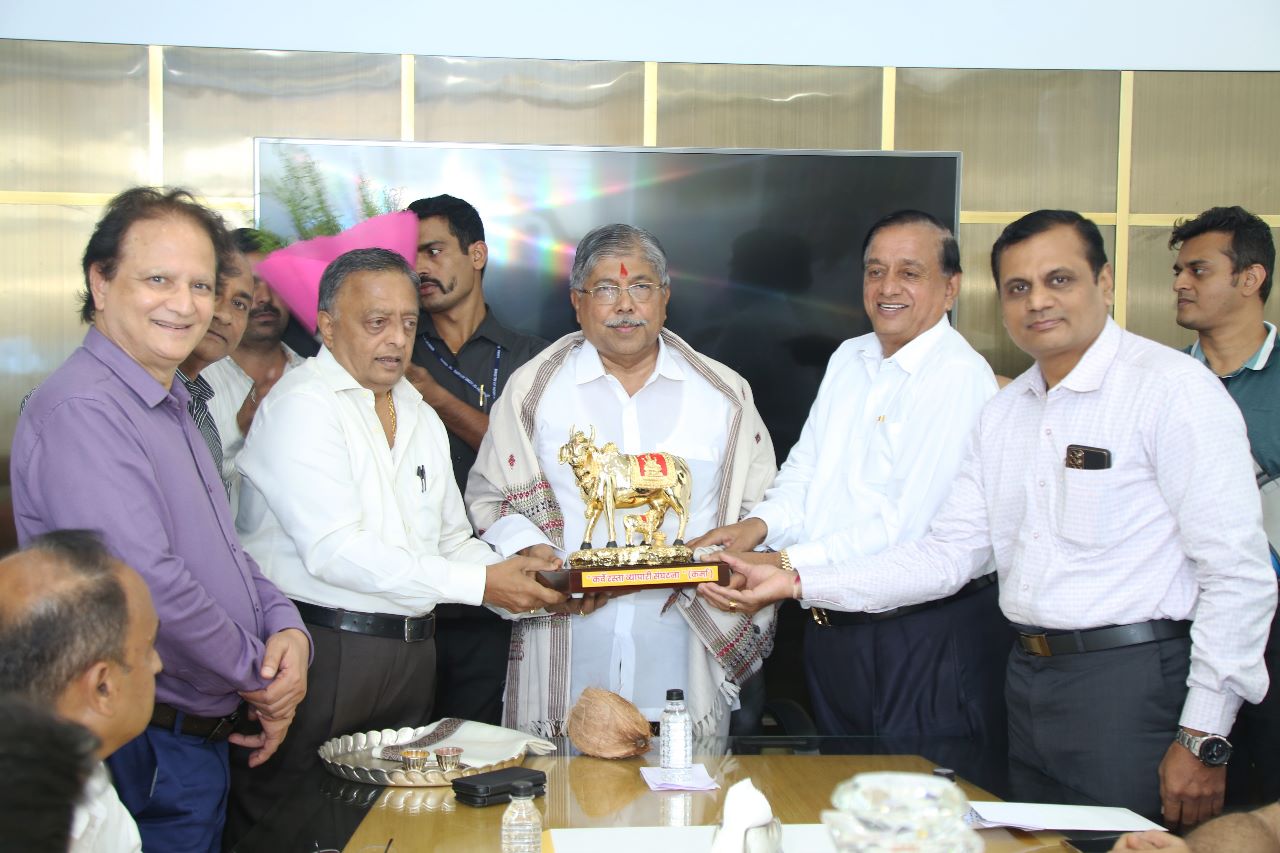 पालकमंत्री चंद्रकांत पाटील यांचा कर्वे रस्ता व्यापारी असोसिएशनच्या वतीने सत्कार..