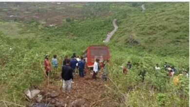 सप्तशृंगी गड घाटात भीषण अपघात; बस थेट 400 फूट दरीत कोसळली, एकाचा मृत्यू, 18 जखमी