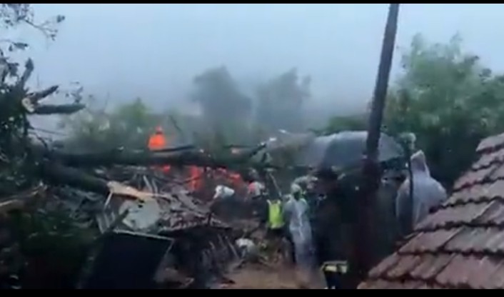 रायगडातील इर्शाळवाडीवर दरड कोसळली; 100 हून अधिक जण बेपत्ता, 25 जणांना रेस्क्यू करण्यात आले आहे.