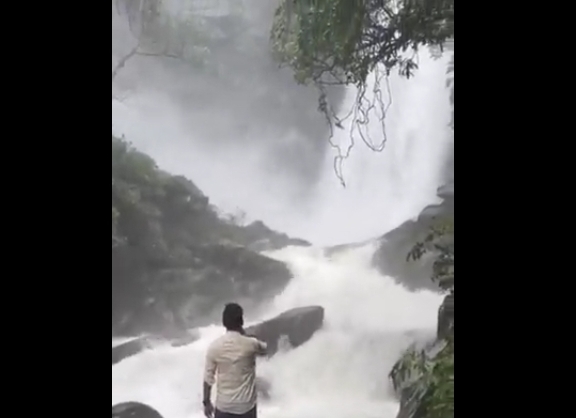 Video : ‘रील’चे वेड तरुणाच्या अंगलट; धबधब्यात वाहून गेला