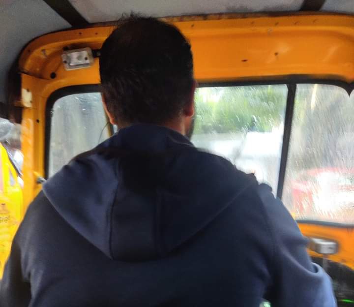 पुण्यात महिलेने रिक्षाचालकाला रॉकेल ओतून पेटवले