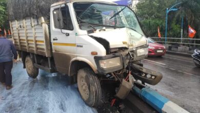 पुण्यातील शिवाजीनगरमध्ये उड्डाण पुलावर दुधाच्या टँकरचा अपघात; दुध व ऑईल मोठ्या प्रमाणात रस्त्यावर सांडले.