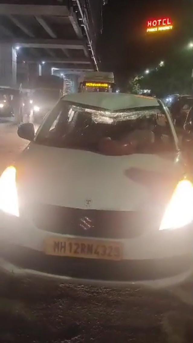 येरवड्यात पुणे मेट्रोचा भाग कारवर कोसळला येरवड्यात पुणे मेट्रोचा भाग कारवर कोसळला