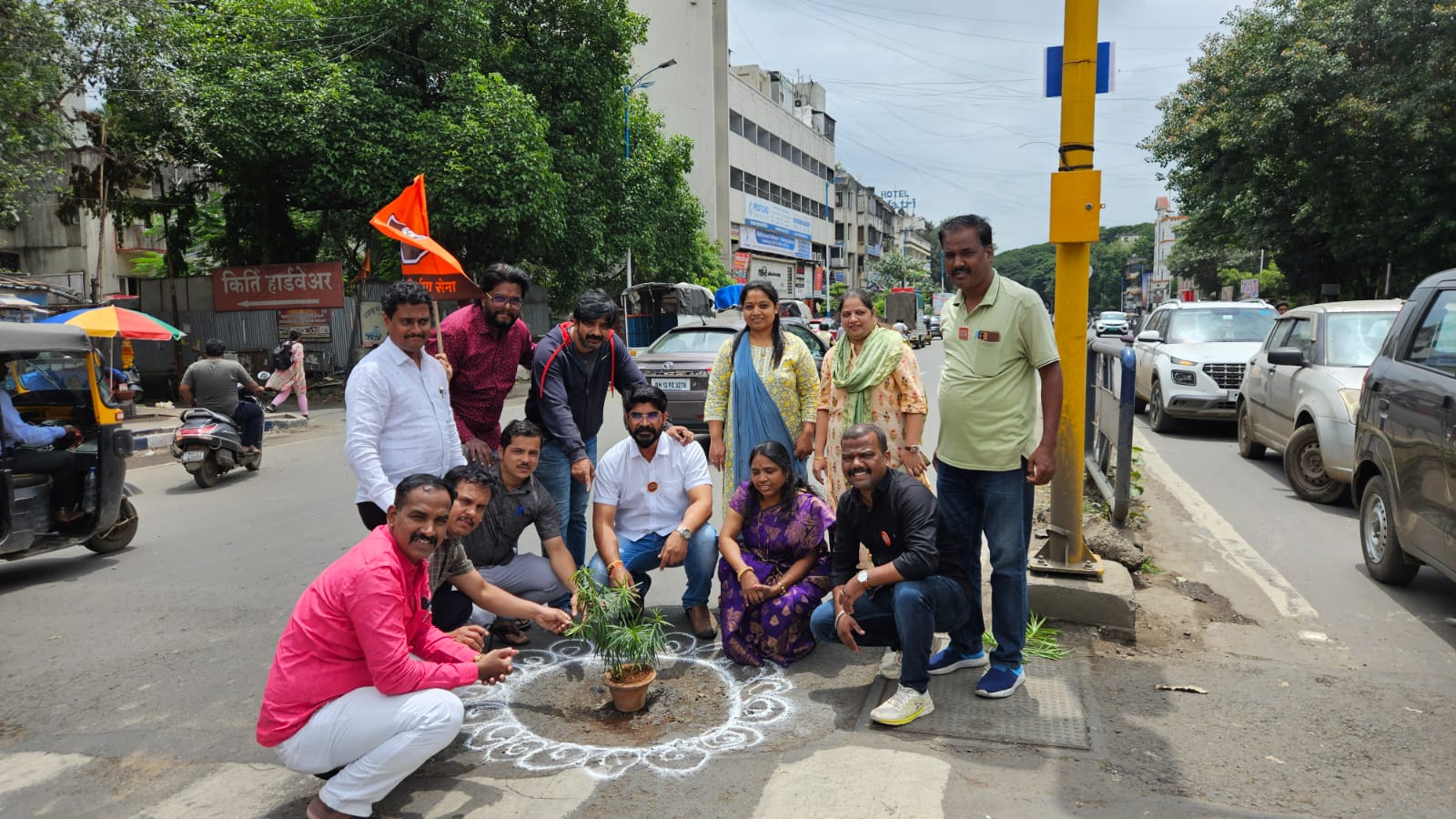 कोथरूडमध्ये खड्ड्यात वृक्षारोपण करून मनसेचे पुणे महापालिकेविरोधात आंदोलन