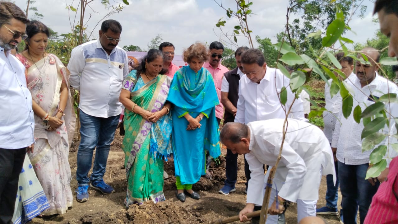 स्व. विनायक मेटे यांच्या प्रथम पुण्यस्मरण दिनी तळजाई टेकडी येथे शिवसंग्रामच्या वतीने वृक्षारोपण