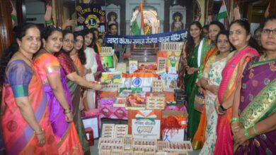 सीमेवरील सैनिकांकरीता पुणेकरांतर्फे हजारो राख्या; सैनिक मित्र परिवाराचा पुढाकार : एव्हरेस्टवीर सुविधा कडलग यांच्या हस्ते पूजन