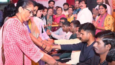 राष्ट्रवादी काँग्रेस पक्षाच्यावतीने “एक राखी दिव्यांग बांधवांसाठी” कार्यक्रमाचे आयोजन ; अंध मुलींकडून शहराध्यक्ष दीपक मानकर आणि पदाधिकाऱ्यांना औक्षण