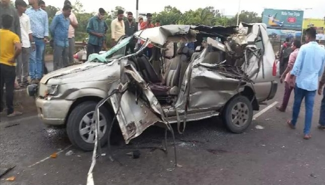 पुणे बंगळुरू महामार्गावर गाडीचा टायर फुटून अपघात; तीन ठार, चार जखमी पुणे बंगळुरू महामार्गावर गाडीचा टायर फुटून अपघात; तीन ठार, चार जखमी