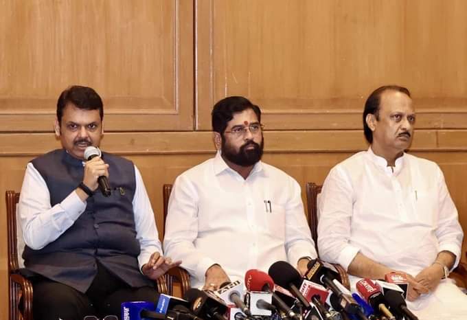जालन्यातील लाठीमारप्रकरणी फडणवीसांनी मागितली माफी तर राज्य सरकार मराठा समाजाच्या पाठीशी, शिंदेंची ग्वाही जालन्यातील लाठीमारप्रकरणी फडणवीसांनी मागितली माफी तर राज्य सरकार मराठा समाजाच्या पाठीशी, शिंदेंची ग्वाही