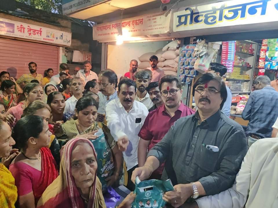 जय भवानीनगर येथे लाभार्थ्यांना ‘आनंदाचा शिधा’ वाटप; दीपक मानकर यांच्या हस्ते शुभारंभ