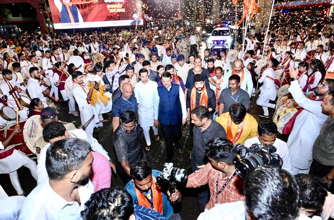 उपमुख्यमंत्री देवेंद्र फडणवीस यांची पुण्यातील मानाच्या गणपतींसह कोथरूडमधील श्री साई मित्र गणेश मंडळाला भेट