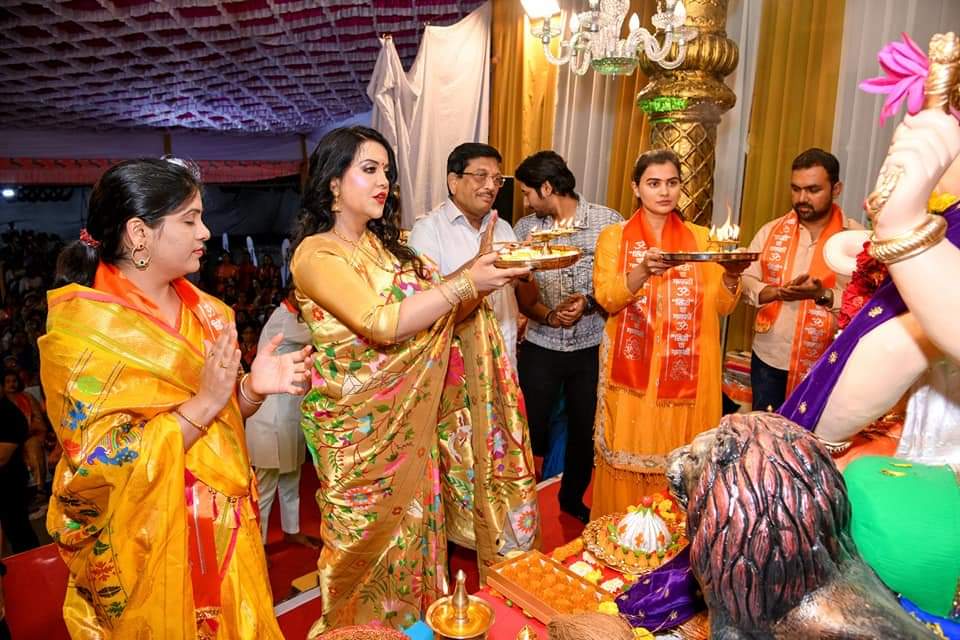 बावधन मधील महिलांचे अमृता फडणवीस यांनी केले कौतुक ;  महिलांनी महिलांसाठी बसवलेल्या सिद्धीच्या गणपतीची फडणवीस यांनी केली आरती