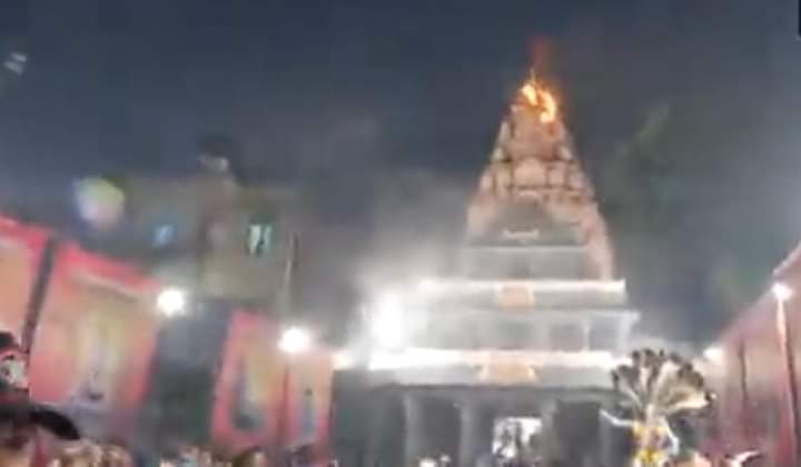 पुण्यातील साने गुरुजी मंडळाच्या देखाव्याला आग, भाजप राष्ट्रीय अध्यक्ष जे पी नड्डा आरतीसाठी आले असताना  घडली घटना. आग आटोक्यात, कोणीही जखमी नाही