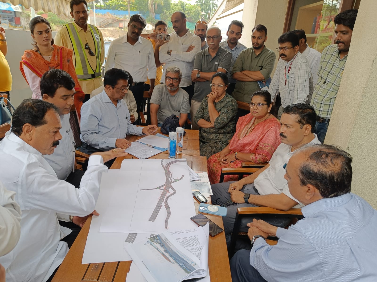चांदणी चौक उड्डाणपूल प्रकल्पाअंतर्गत नवीन पादचारी मार्गासाठी अधिकाऱ्यांची पाहणी; माजी नगरसेवक दिलीप वेडेपाटील यांच्या मागणीला हिरवा कंदील