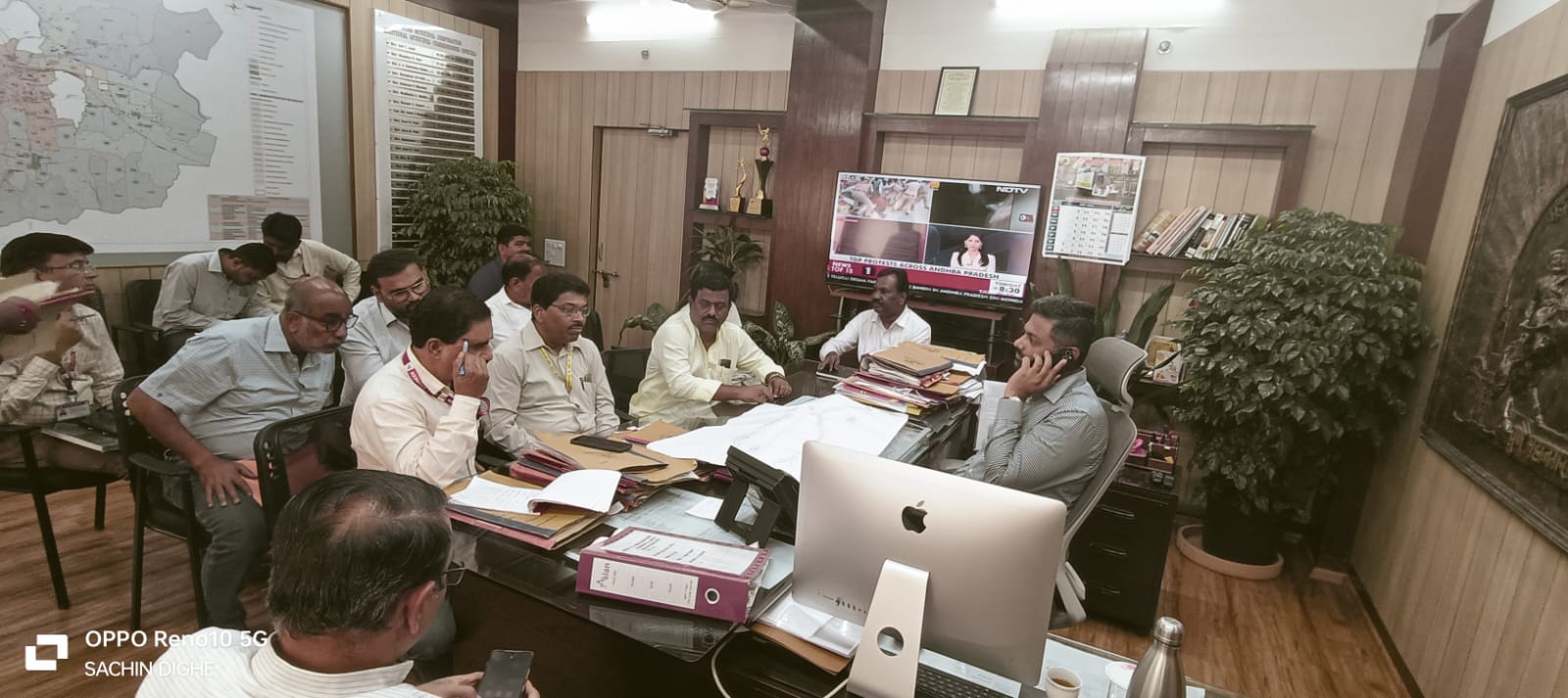 डुक्कर खिंड ते तिरुपतीनगर डीपी रस्त्याच्या पूर्णत्वाचा मार्ग होणार मोकळा ;  बाधित जागा मालकांना मोबदला देण्याबाबत पालिकेत अधिकाऱ्यांबरोबर महत्वपूर्ण बैठक